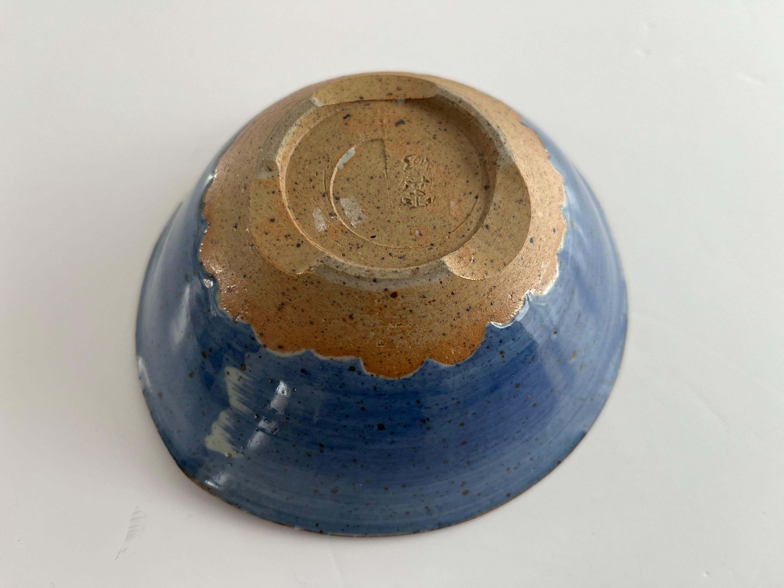 photo vinterior Met de hand beschilderde Japanse stoneware schaal van Morioka Kasho III, ca. 1970