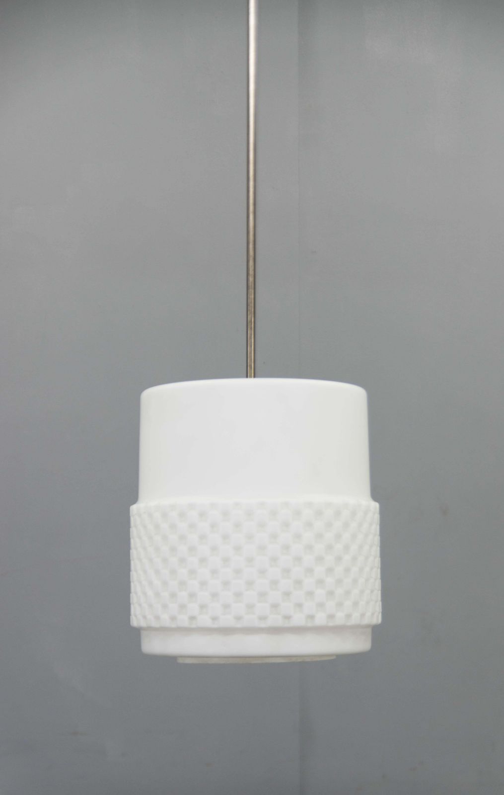 Suspension en verre opaline Mid-Century, années 1960, Tchécoslovaquie photo vinterior