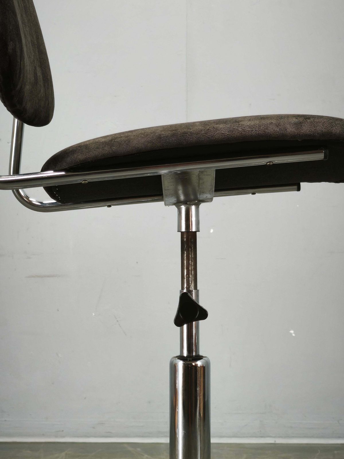 photo furniture Italiaanse draaibare bureaustoel met chromen onderstel, jaren 1970