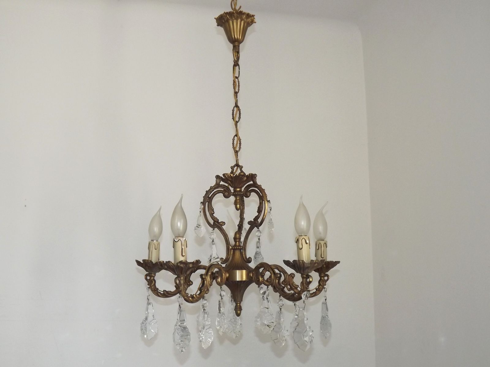 Franse Art Nouveau kroonluchter met vijf lichten, driezijdige kristallen kooi in brons photo for sale
