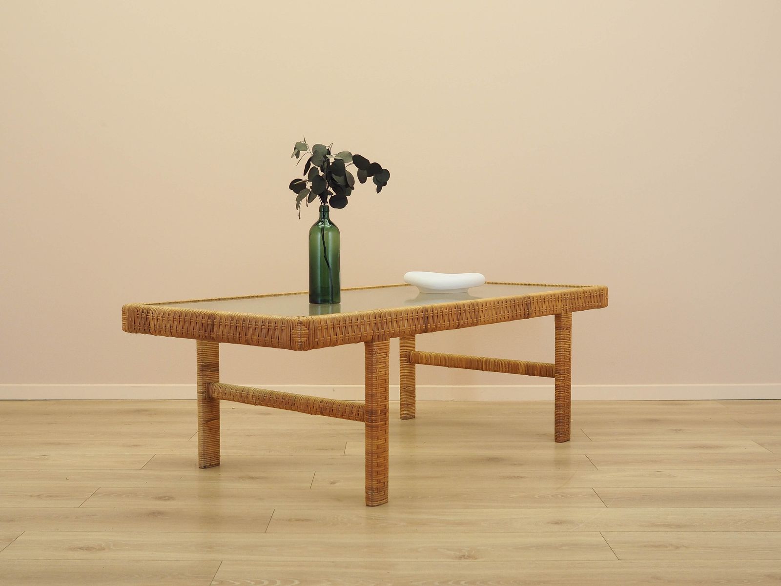 Table d'appoint en verre et rotin, design danois, années 1970, fabriquée au Danemark photo vinterior