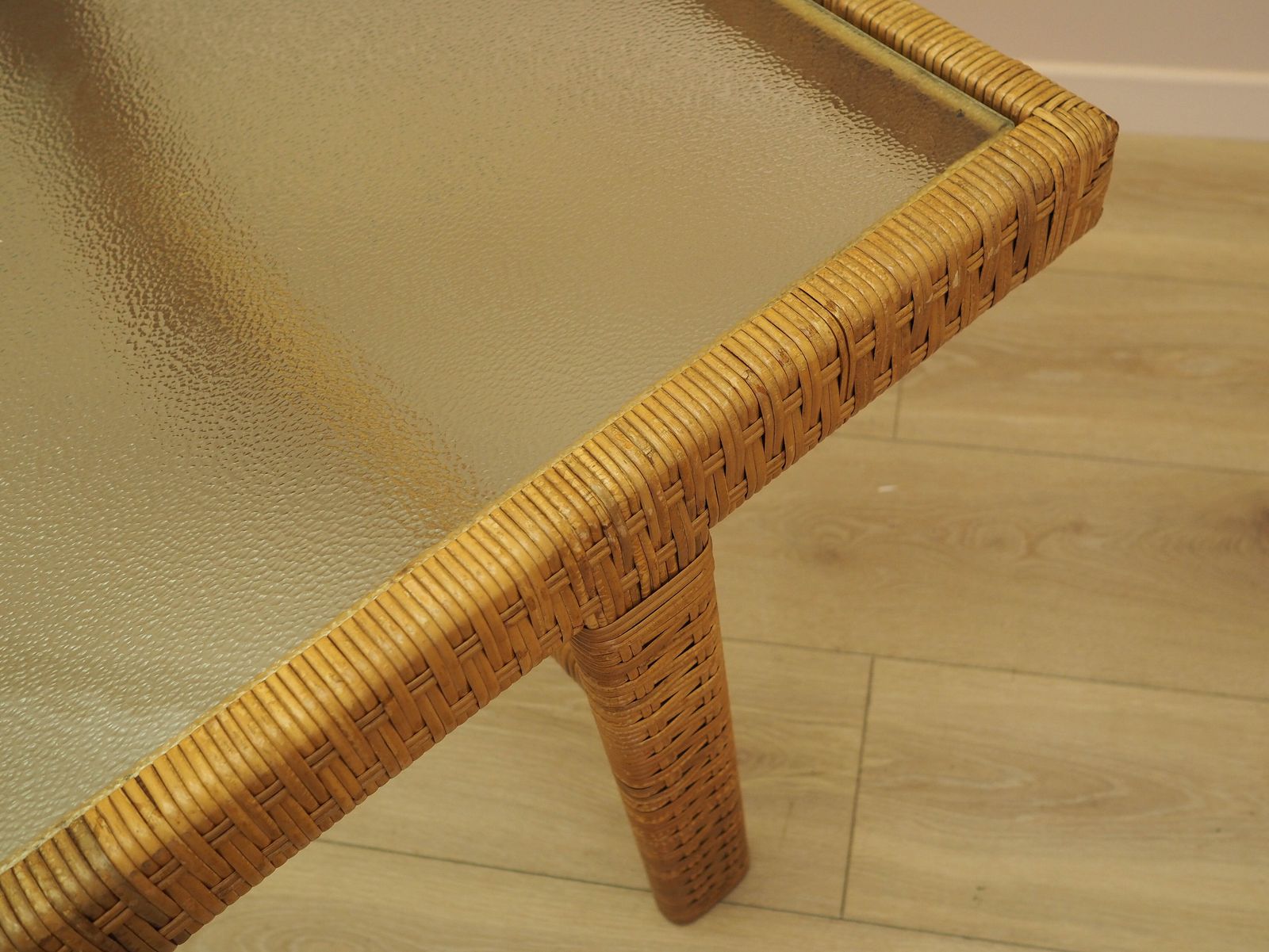 739.0 Table d'appoint en verre et rotin, design danois, années 1970, fabriquée au Danemark photo