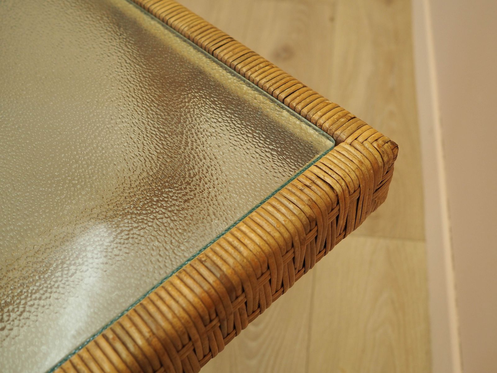 photo buy Table d'appoint en verre et rotin, design danois, années 1970, fabriquée au Danemark