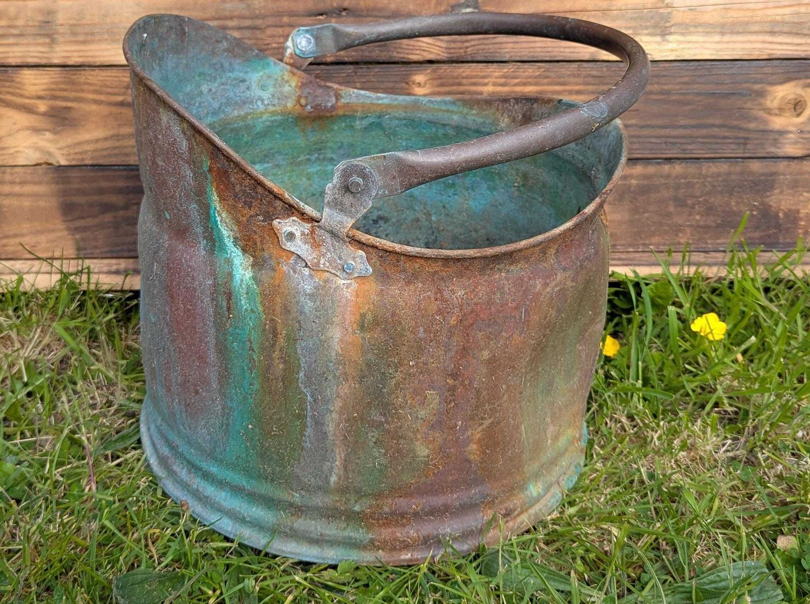 Seau à charbon en cuivre patiné, bois récupéré, d'époque photo vintage