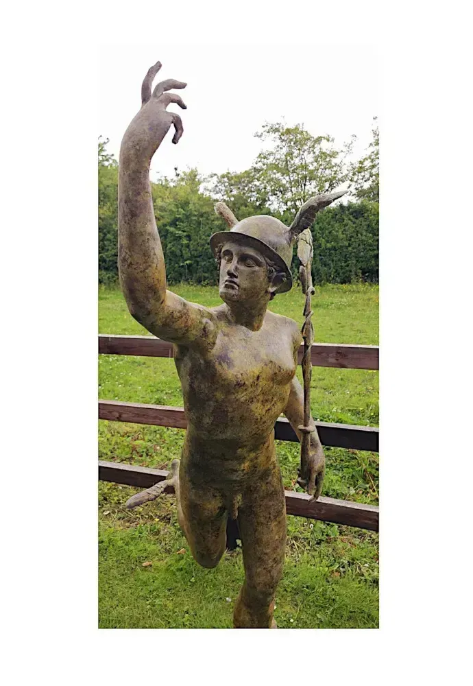 Een uitzonderlijk levensgrote bronzen figuratieve sculptuur van de Romeinse olympische god Mercurius, naar voorbeeld van Giambologna.