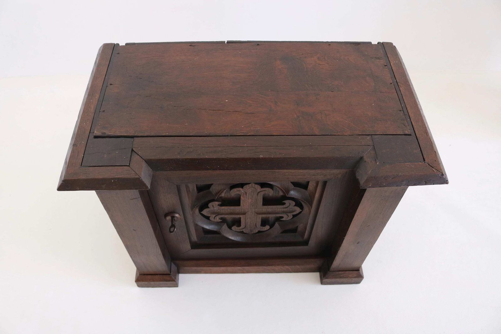 photo for sale Antiek gotisch eikenhouten tabernakelkastje | Handgesneden kerkelijk kastje met sleutel
