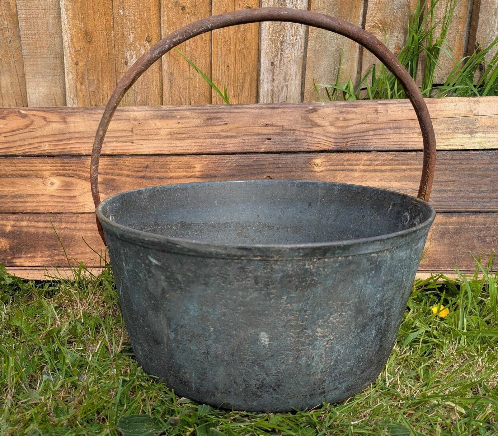 Grand pot d'époque en fonte, cache-pot