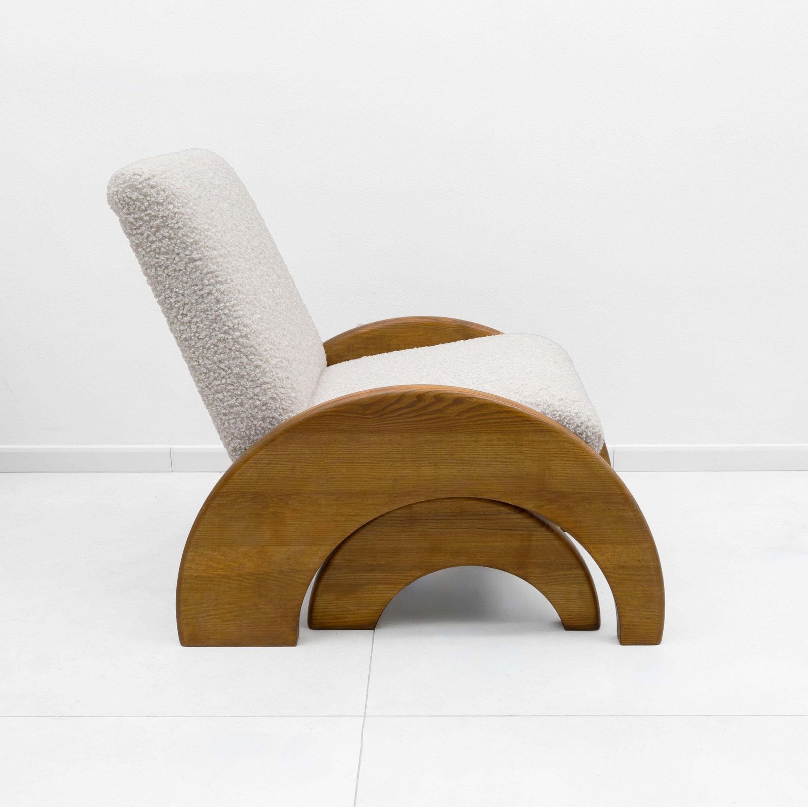 photo furniture Lounge Chair en Ottoman Set in Gebogen Hout en Ivoor Bouclé