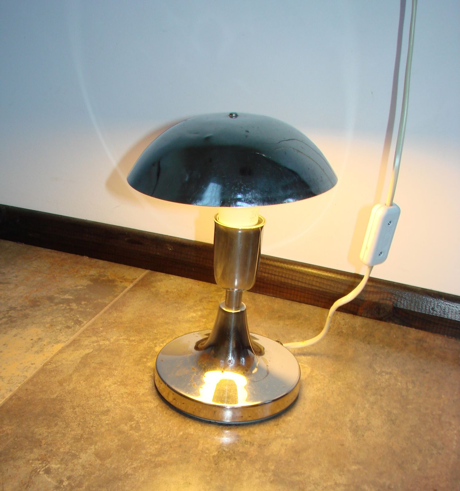 Een Poolse 'Mushroom' tafellamp uit de jaren 1960. photo furniture