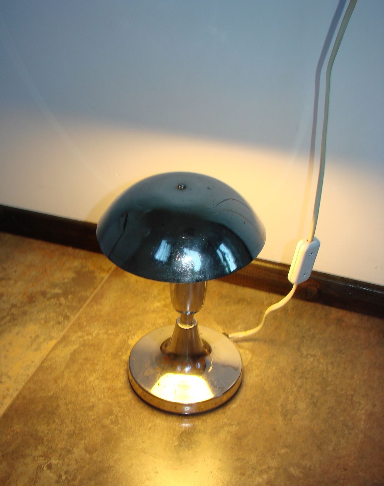 Een Poolse 'Mushroom' tafellamp uit de jaren 1960. photo Verlichting