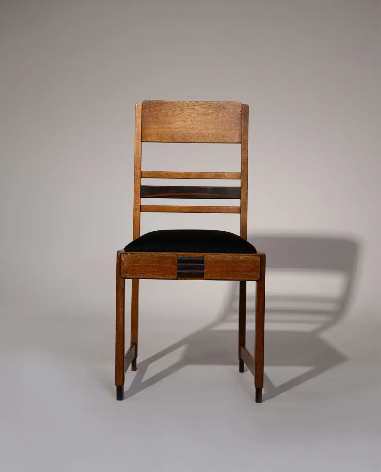 Amsterdam School eiken eetkamerstoelen, Nederland, jaren 1920 photo 1400.0