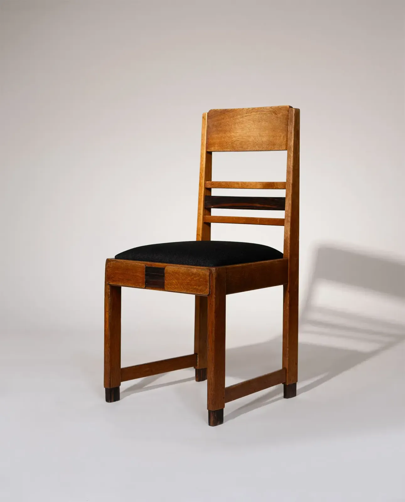 photo furniture Amsterdam School eiken eetkamerstoelen, Nederland, jaren 1920