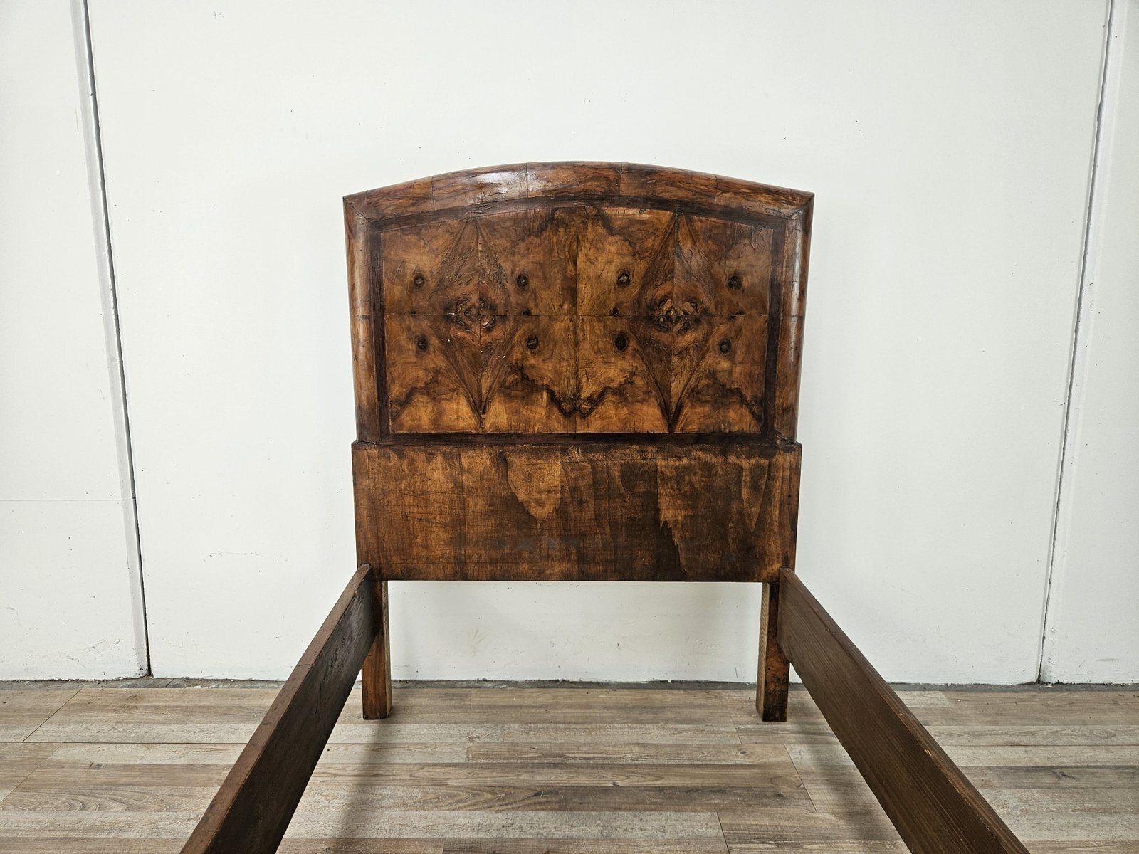 Art Deco Toscaans eenpersoons bed in bruyèrehout, 1940 photo furniture