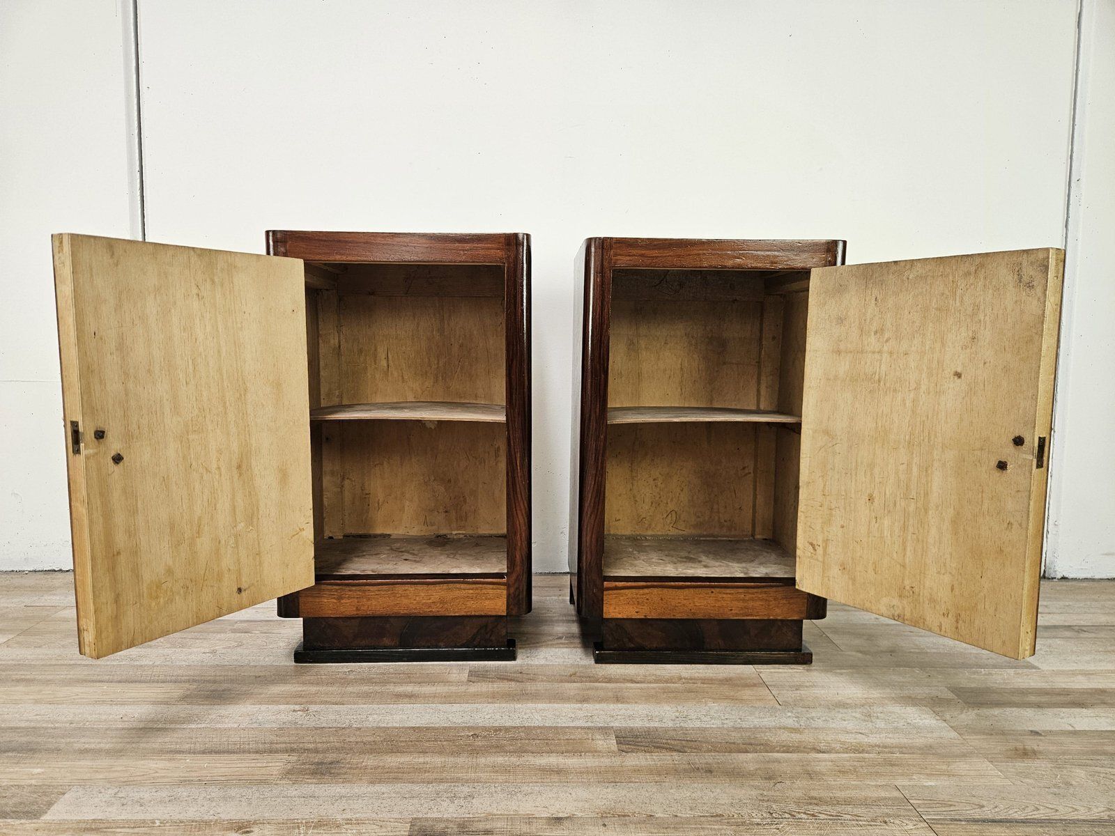 photo vinterior Art Deco Nachtkastjes in Wortelnoot met Marmeren Bladen, 1930, Set van 2
