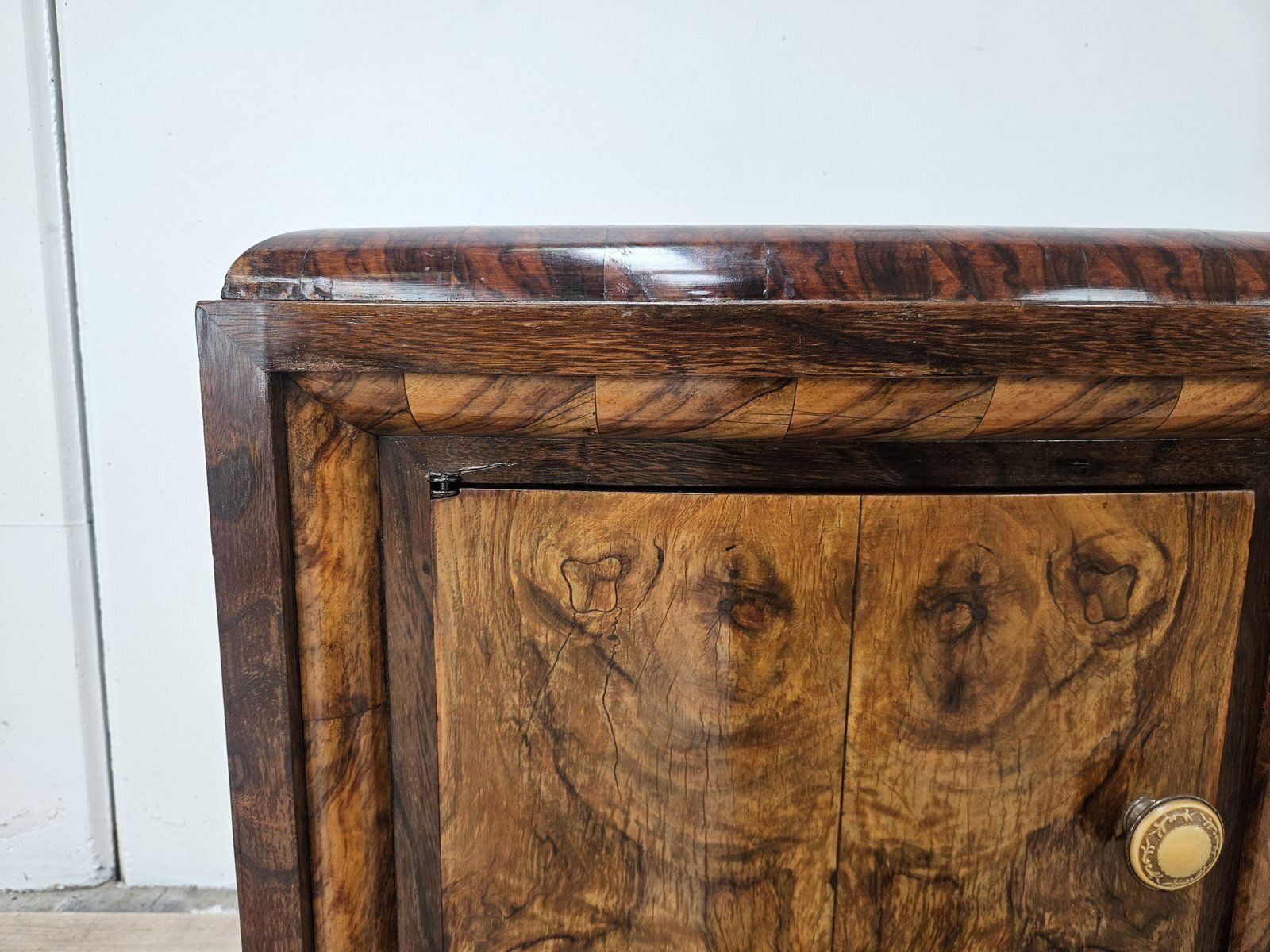photo furniture Tables de chevet toscanes Art déco en loupe de noyer, 1940, lot de 2