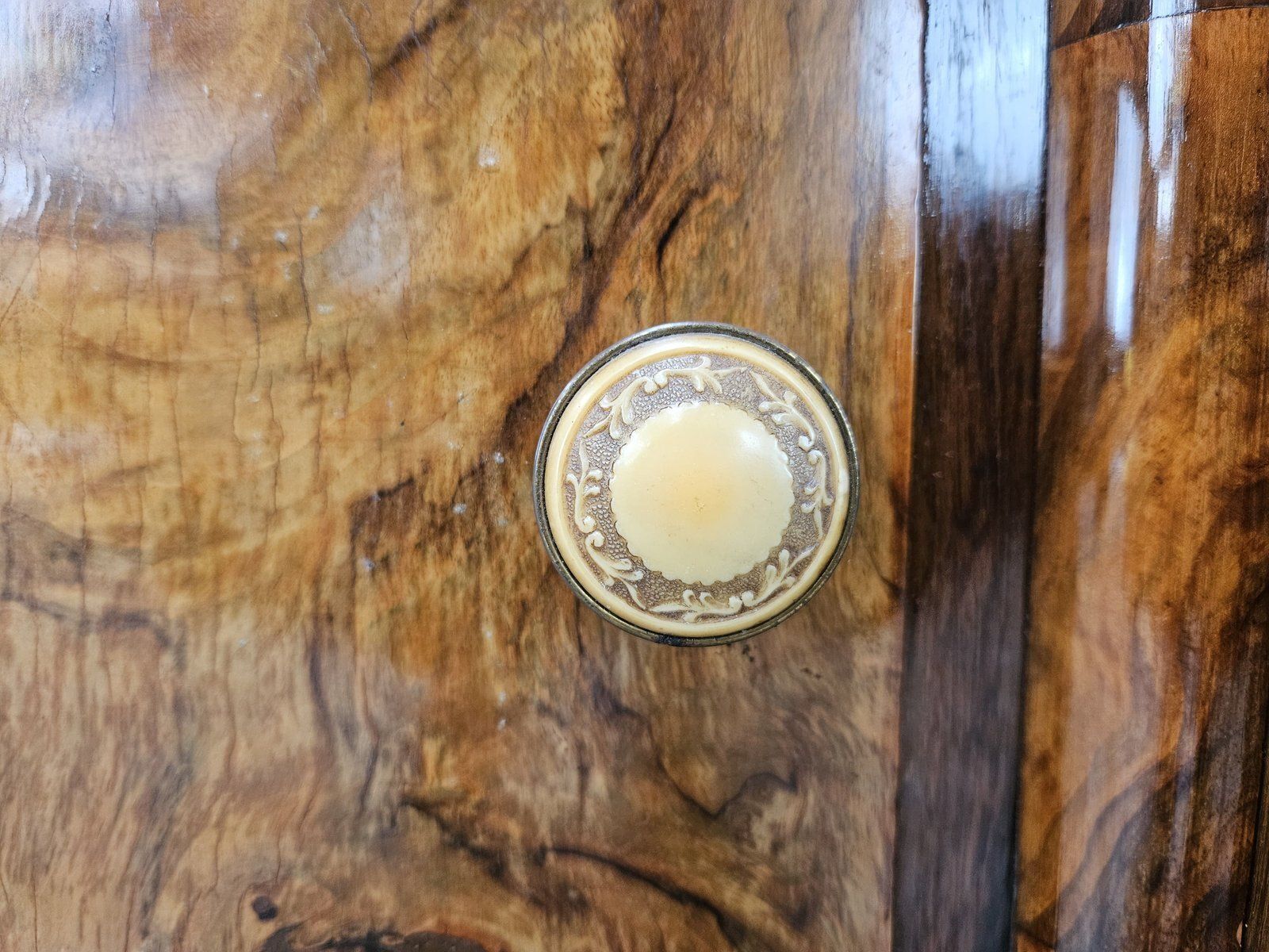 photo for sale Tables de chevet toscanes Art déco en loupe de noyer, 1940, lot de 2