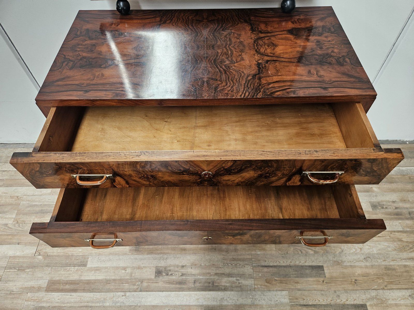 photo vinterior Art Deco Dressoir met Wortelnoten Fineer en Spiegel, 1940