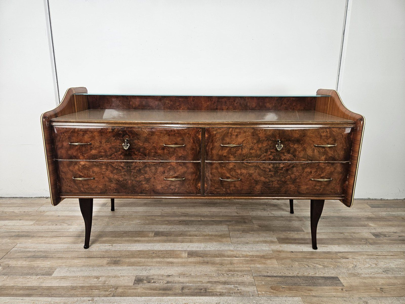 Commode en loupe de noyer, double plateau en verre, 1950