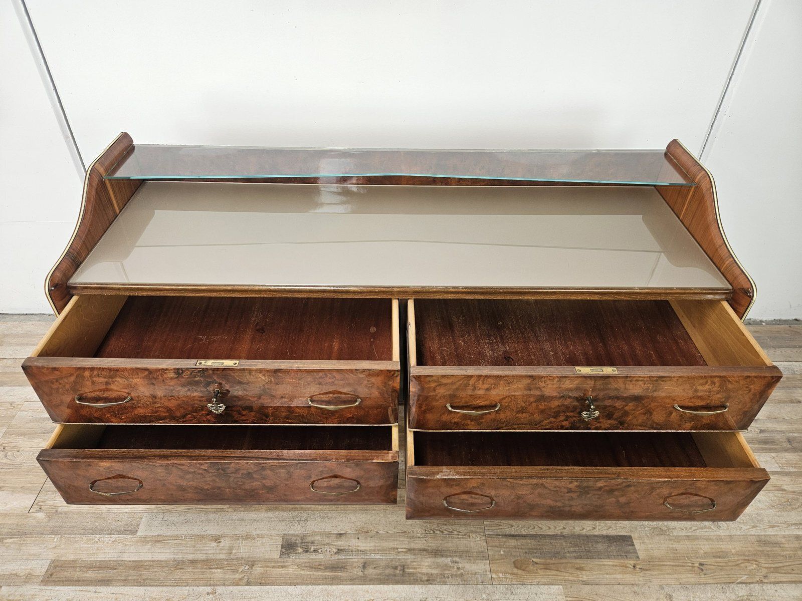 812.0 Commode en loupe de noyer, double plateau en verre, 1950 photo