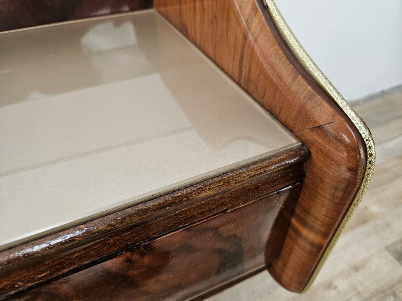Mobilier Coiffeuse d'entrée en loupe de bruyère, plateaux en verre, 1950 photo