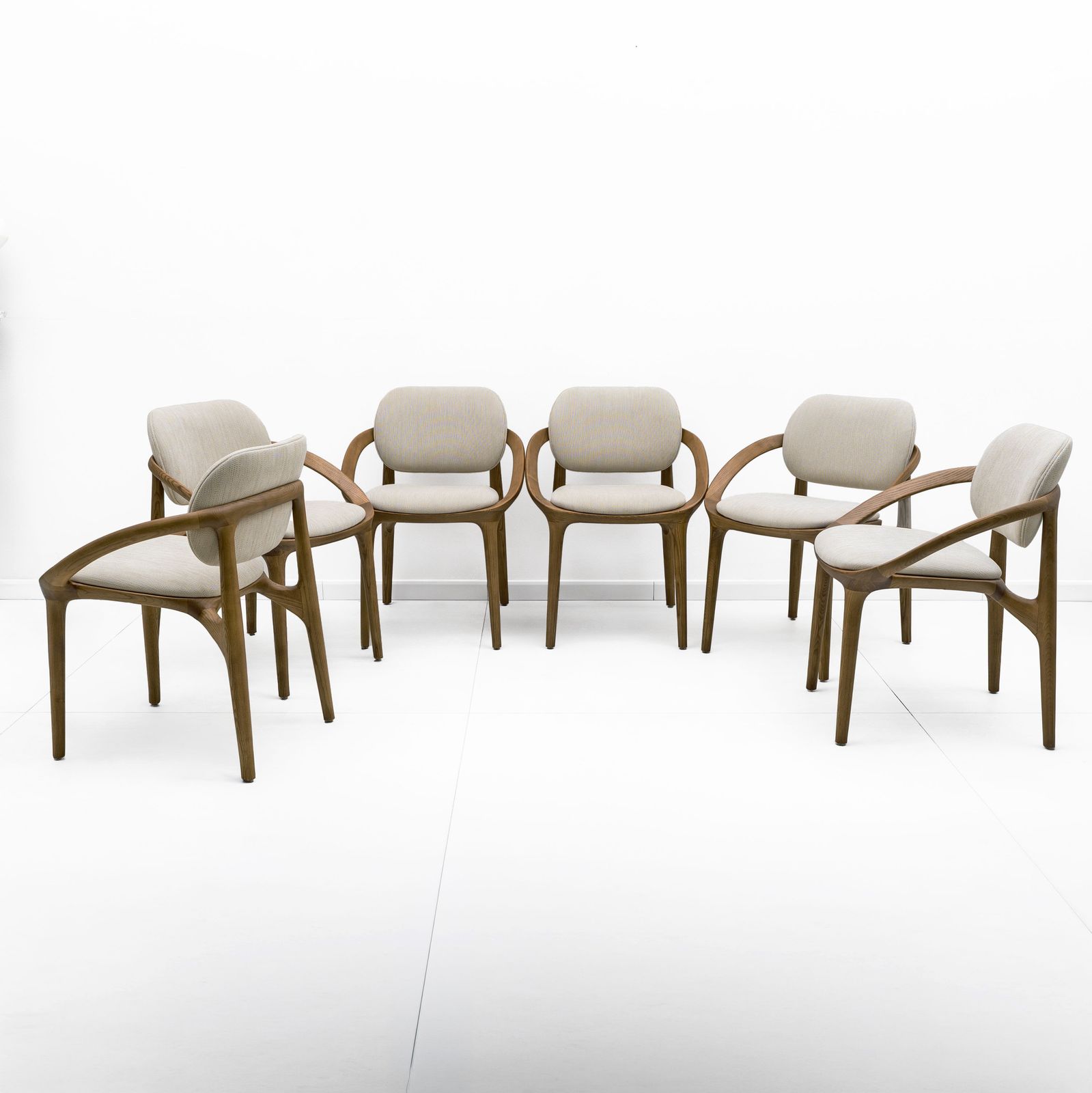 Set van zes Italiaanse hedendaagse eetkamerstoelen met sculpturaal gebogen frame