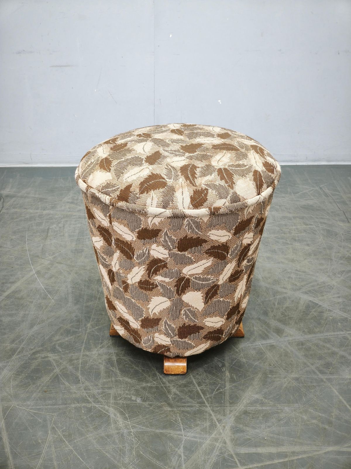 photo furniture Tsjechoslowaaks Art Deco poef/tabouret met ronde zitting, jaren 1930