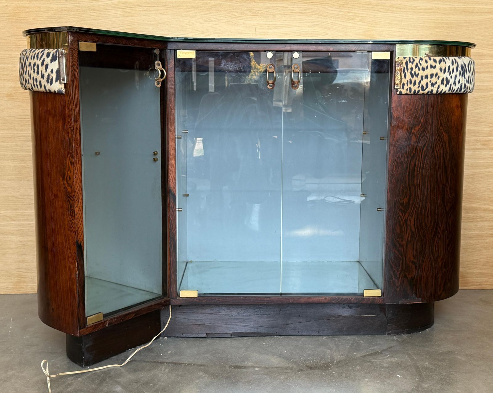 photo vinterior Cabinet bar Art déco incurvé, panneaux tapissés et accessoires en laiton
