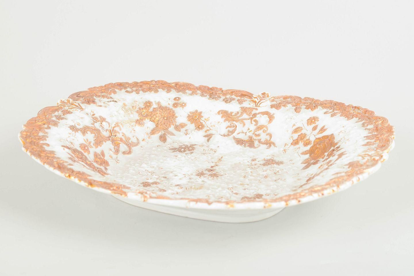 Meissen. Plat rectangulaire d'époque en porcelaine à décor rococo en relief. Vers 1890 photo furniture