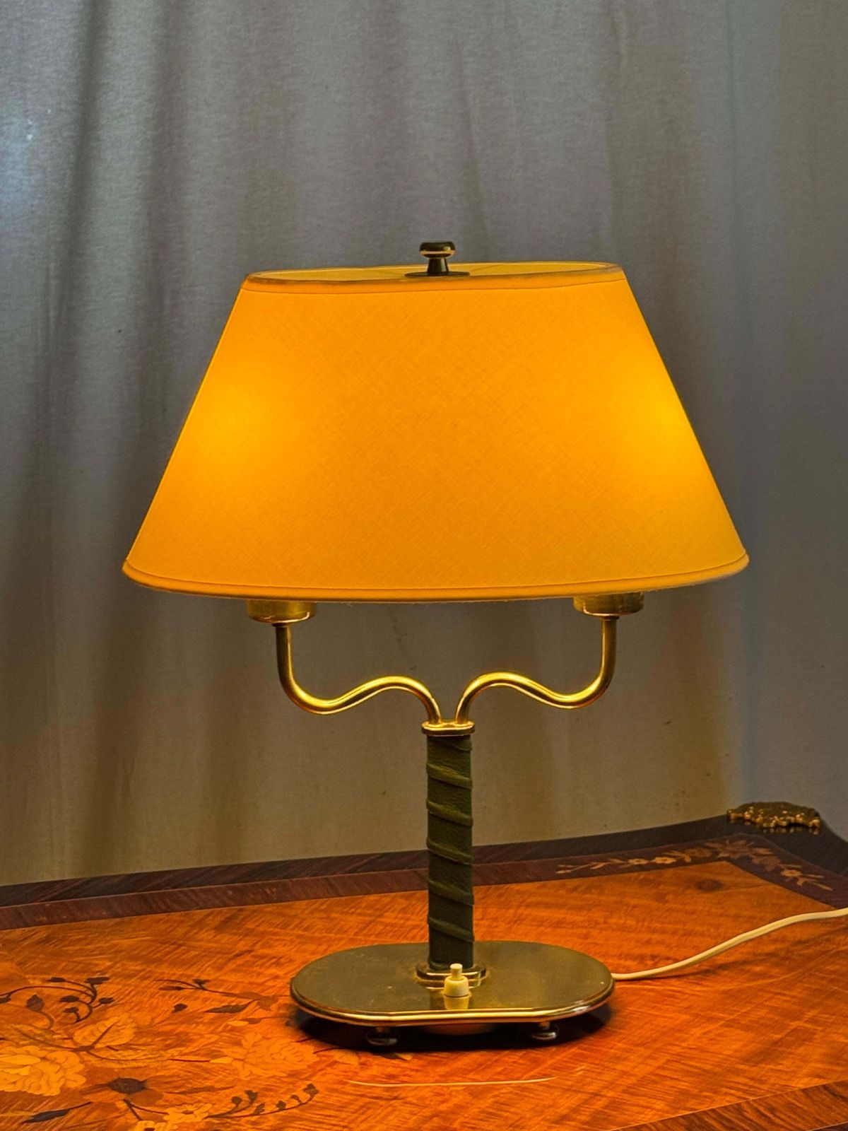 Tafellamp 2388 van Josef Frank, messing frame met groen leer, Zweden photo vinterior