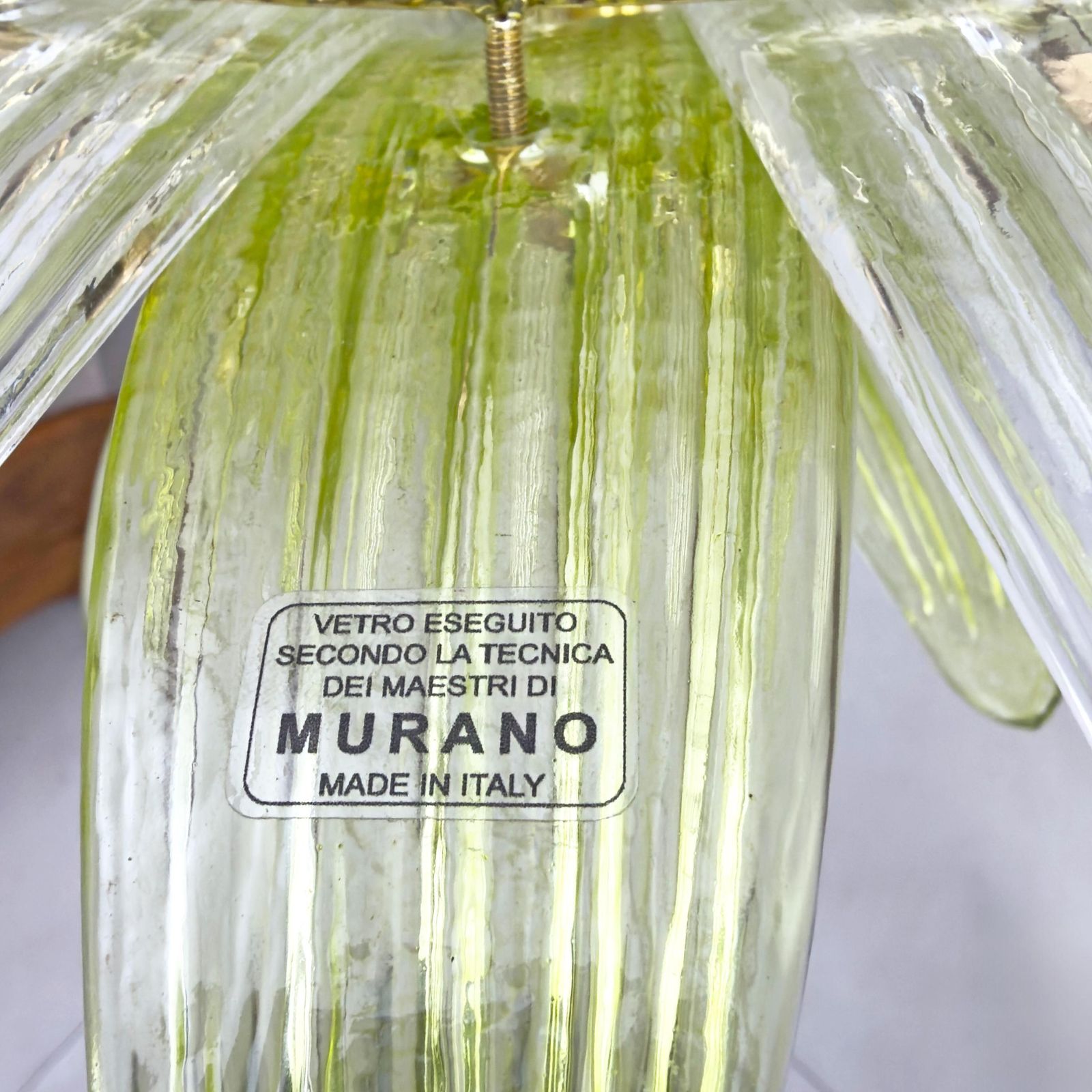 photo furniture Mid-Century Murano glazen palmette-kroonluchter in groen en helder glas, Italië