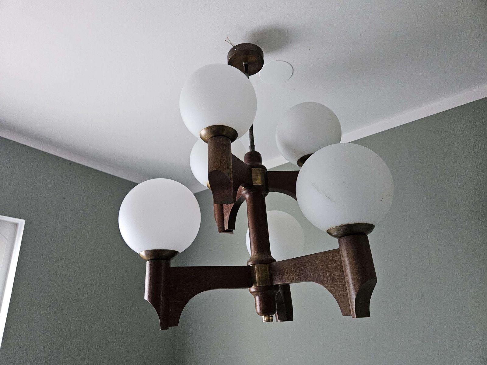 photo vintage Vintage Mid Century Modern Wooden Chandelier With 6 Opal Glass Globes | 6 X E14