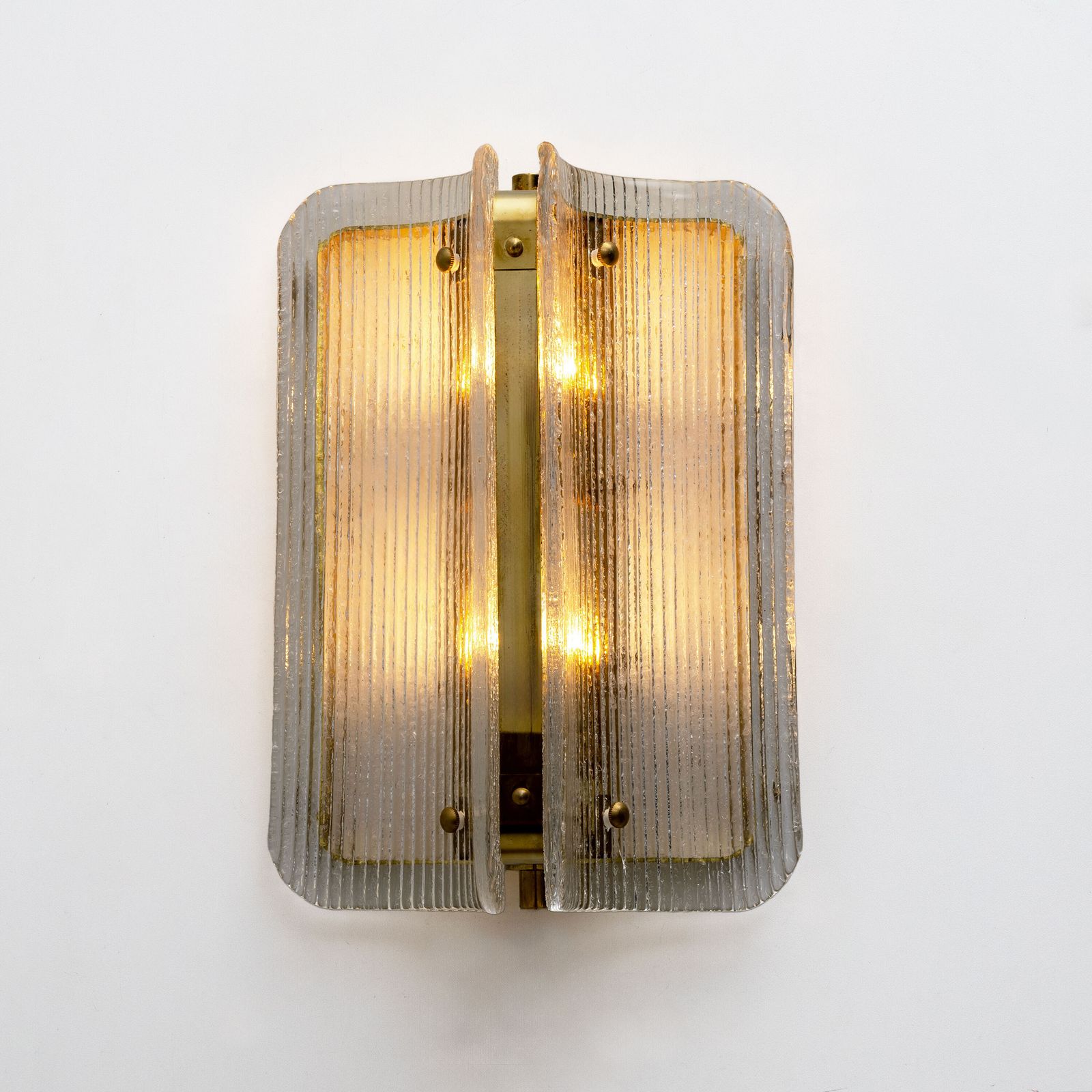 Paar gebogen, heldere geribbelde Murano glazen en messing wandlampen photo 2340.0