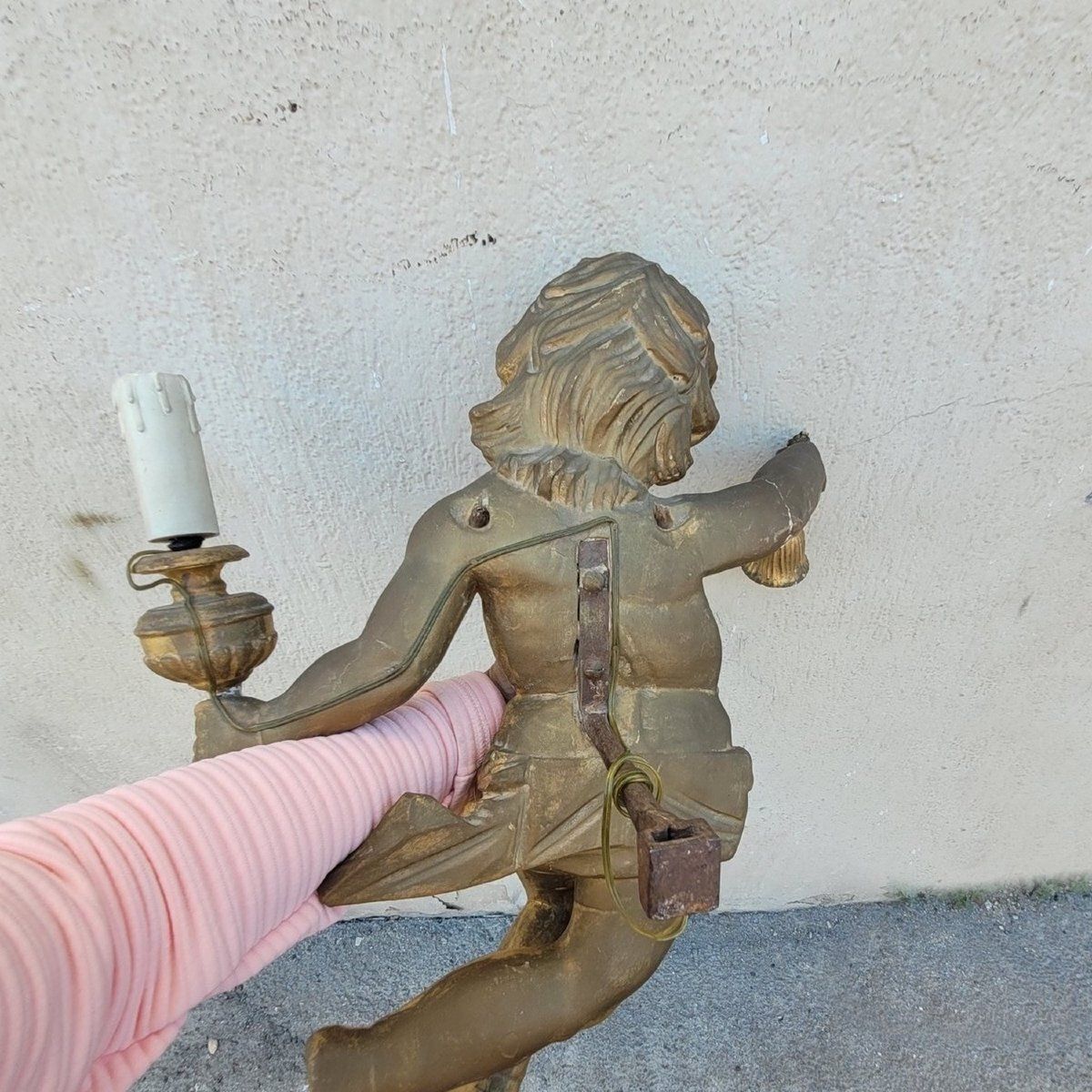 Putto ailé en bois doré tenant une lampe, Italie, XIXe siècle photo for sale