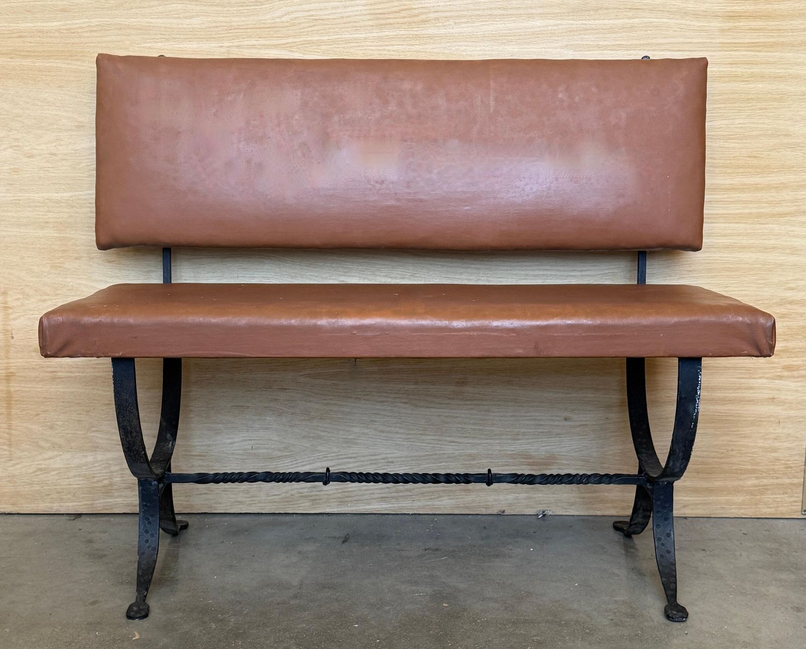 Banquette espagnole rustique et vintage, revêtement cuir et piétement en fer forgé photo furniture