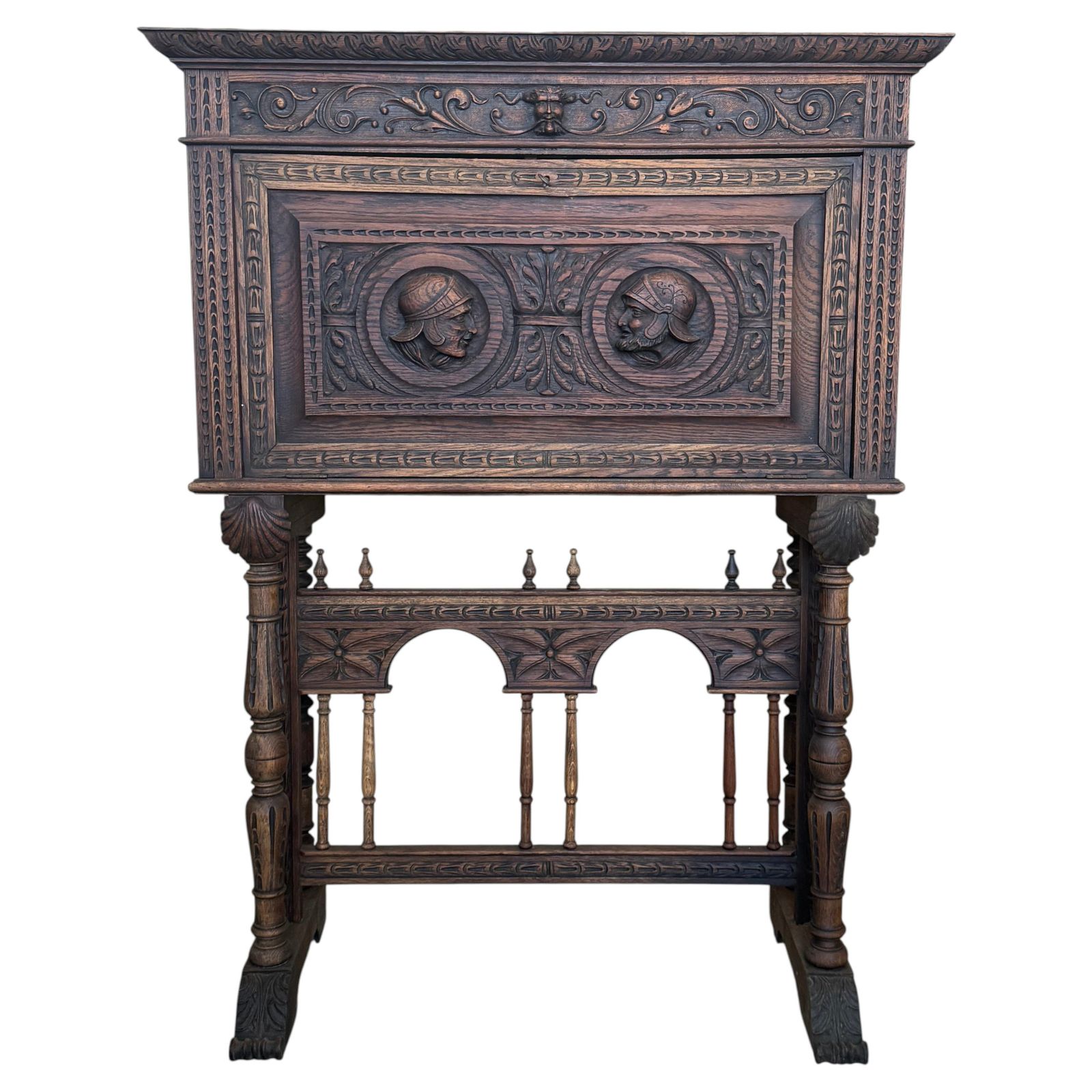Cabinet d'époque Renaissance Revival en chêne sculpté à la main avec médaillons