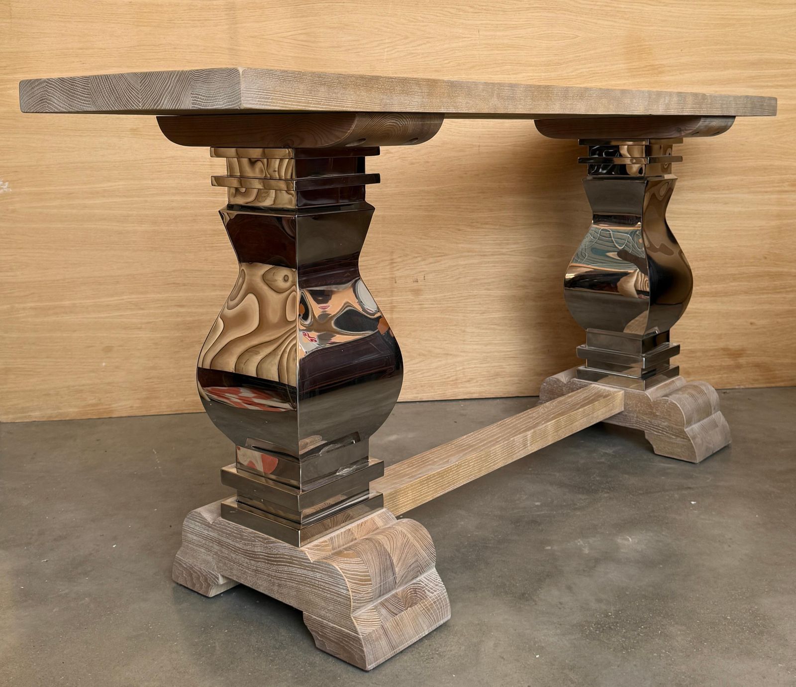 Table à manger moderne en bois massif, pieds centraux en métal poli sculpturaux photo buy