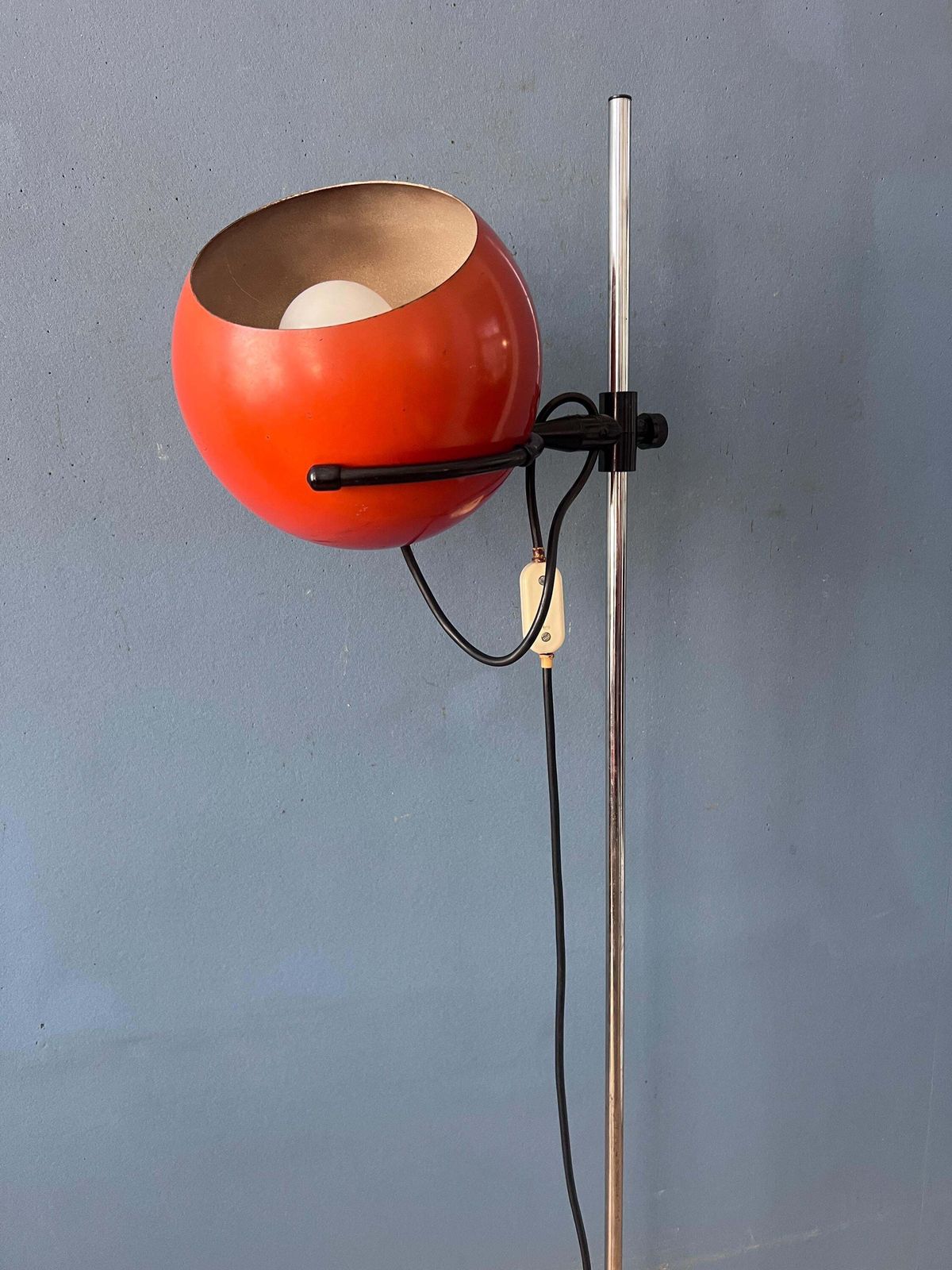 photo furniture Mid-Century Oranje Eyeball Vloerlamp