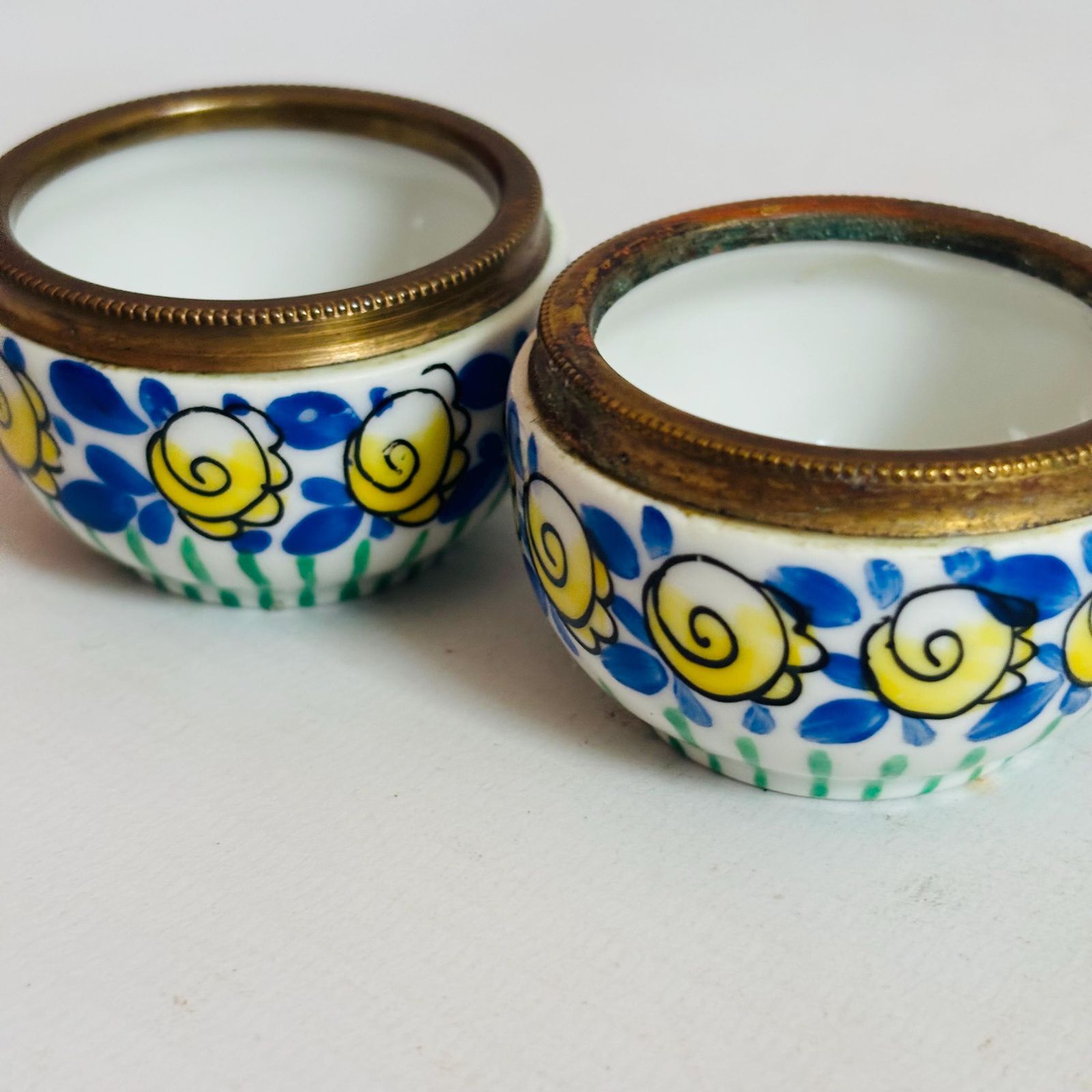 Rare paire de salières en porcelaine de Limoges peintes à la main, mid-century (signées « Bg ») photo 135.0