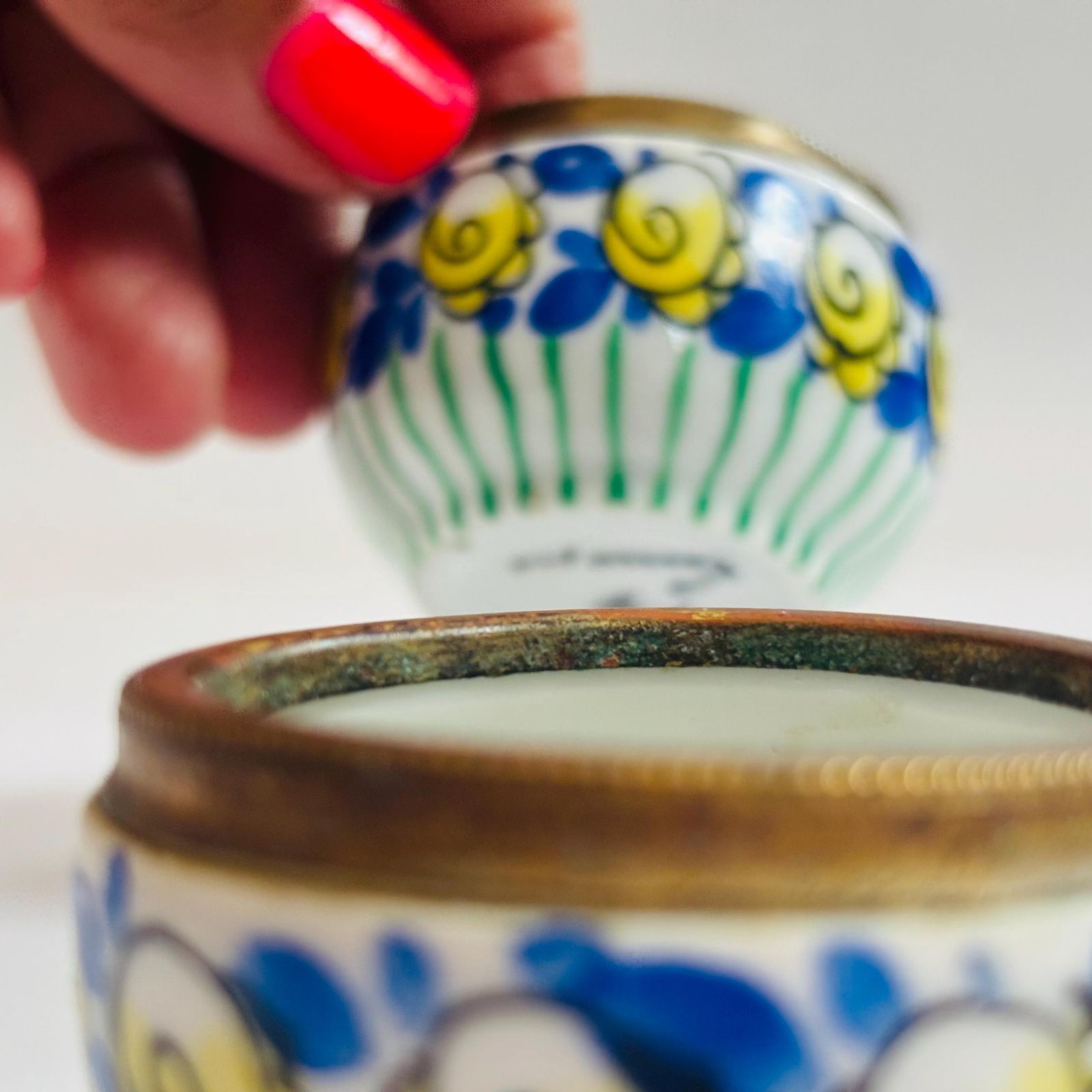 Rare paire de salières en porcelaine de Limoges peintes à la main, mid-century (signées « Bg ») photo vintage