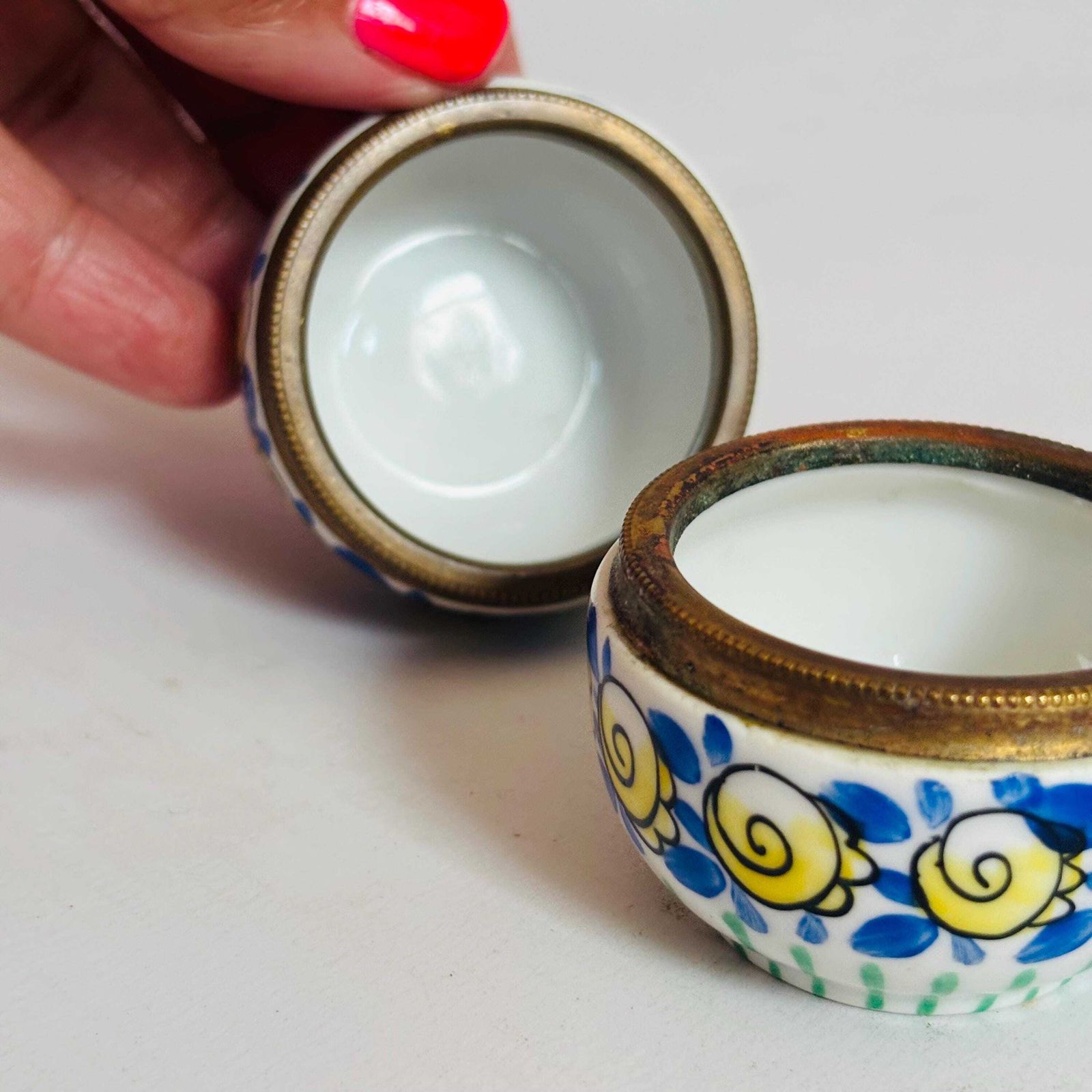 135.0 Rare paire de salières en porcelaine de Limoges peintes à la main, mid-century (signées « Bg ») photo