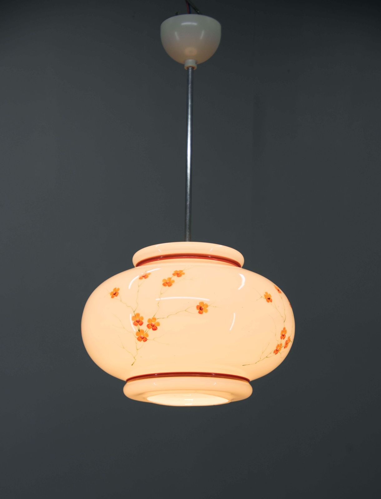 Handschilderd melkglas hanglamp uit de jaren 1970 – Mid-Century Vintage photo vinterior