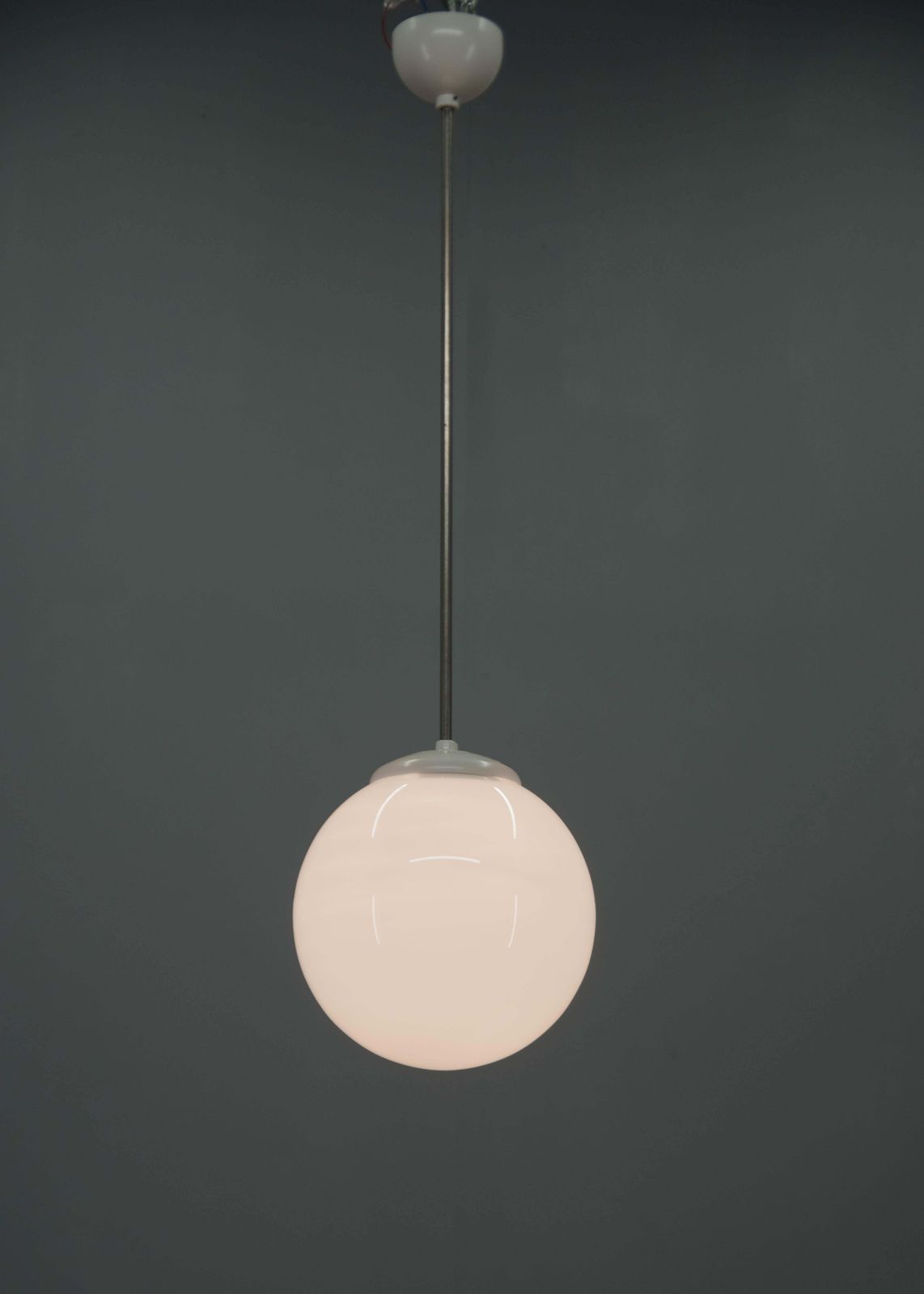 Opaline glazen bolpendel uit de jaren 1940 – Vintage plafondlamp – Opnieuw bedraad photo for sale