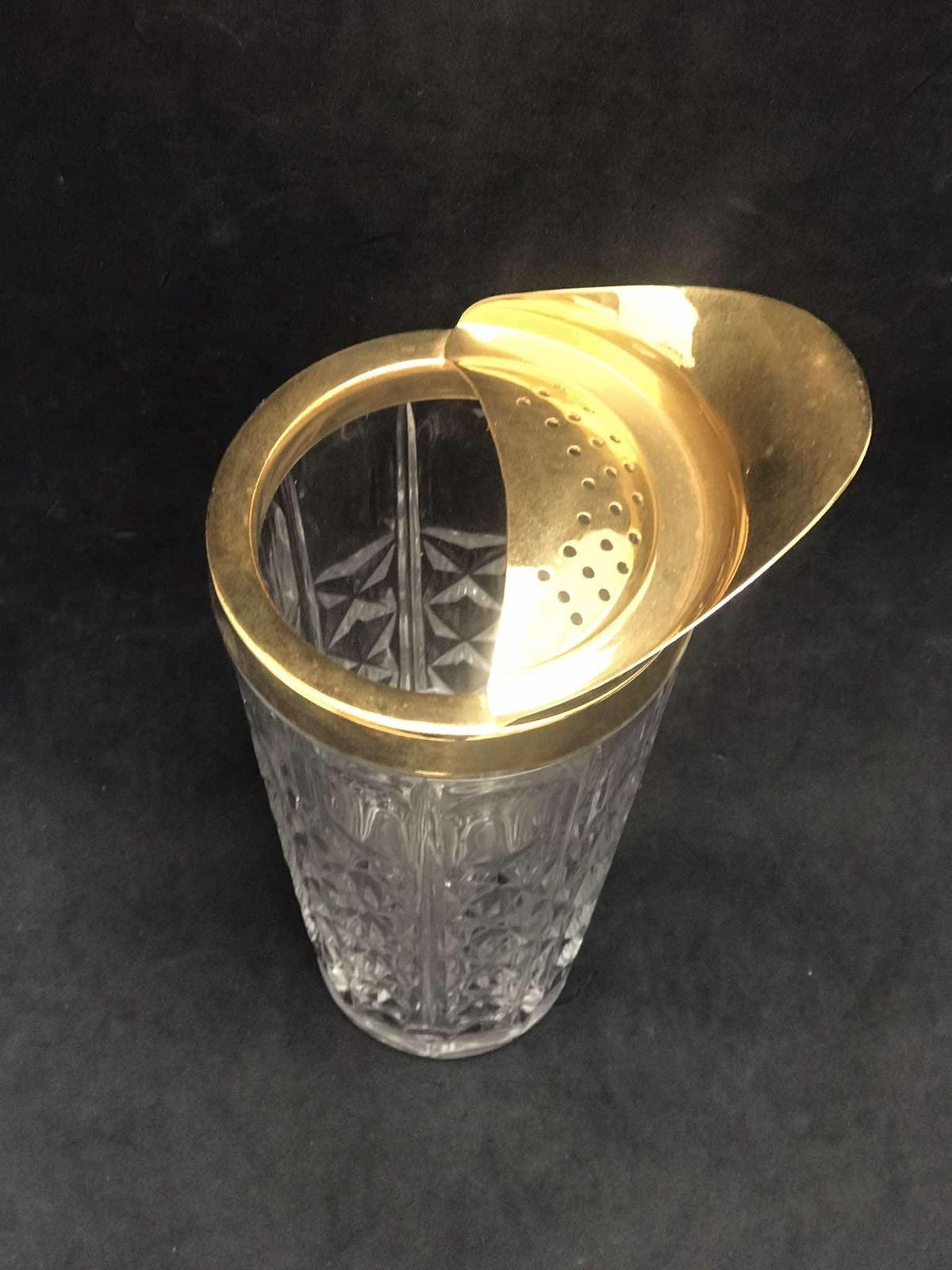 photo vinterior Val Saint Lambert Kristallen Cocktailkan: Mid-Century Barware met Gouden Rand en Lepel