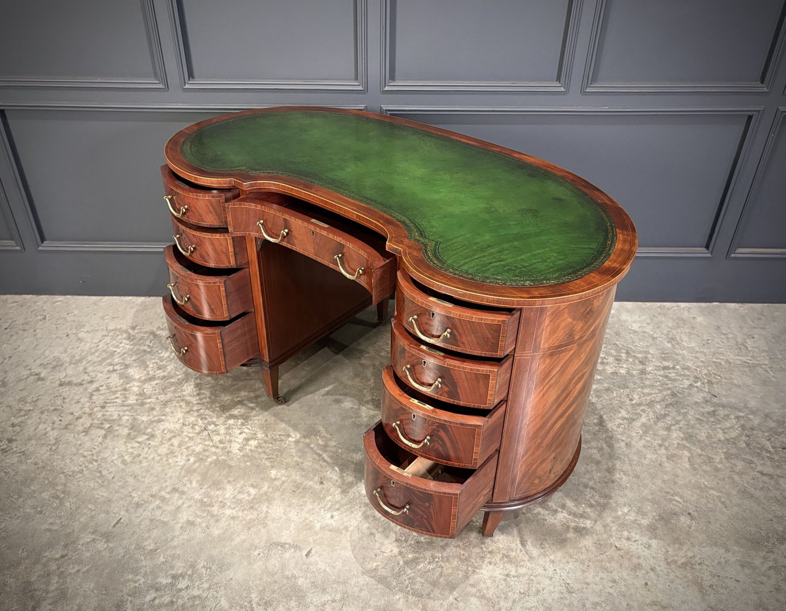 photo vinterior Edwardian Mahogany Kidney Shaped Desk
