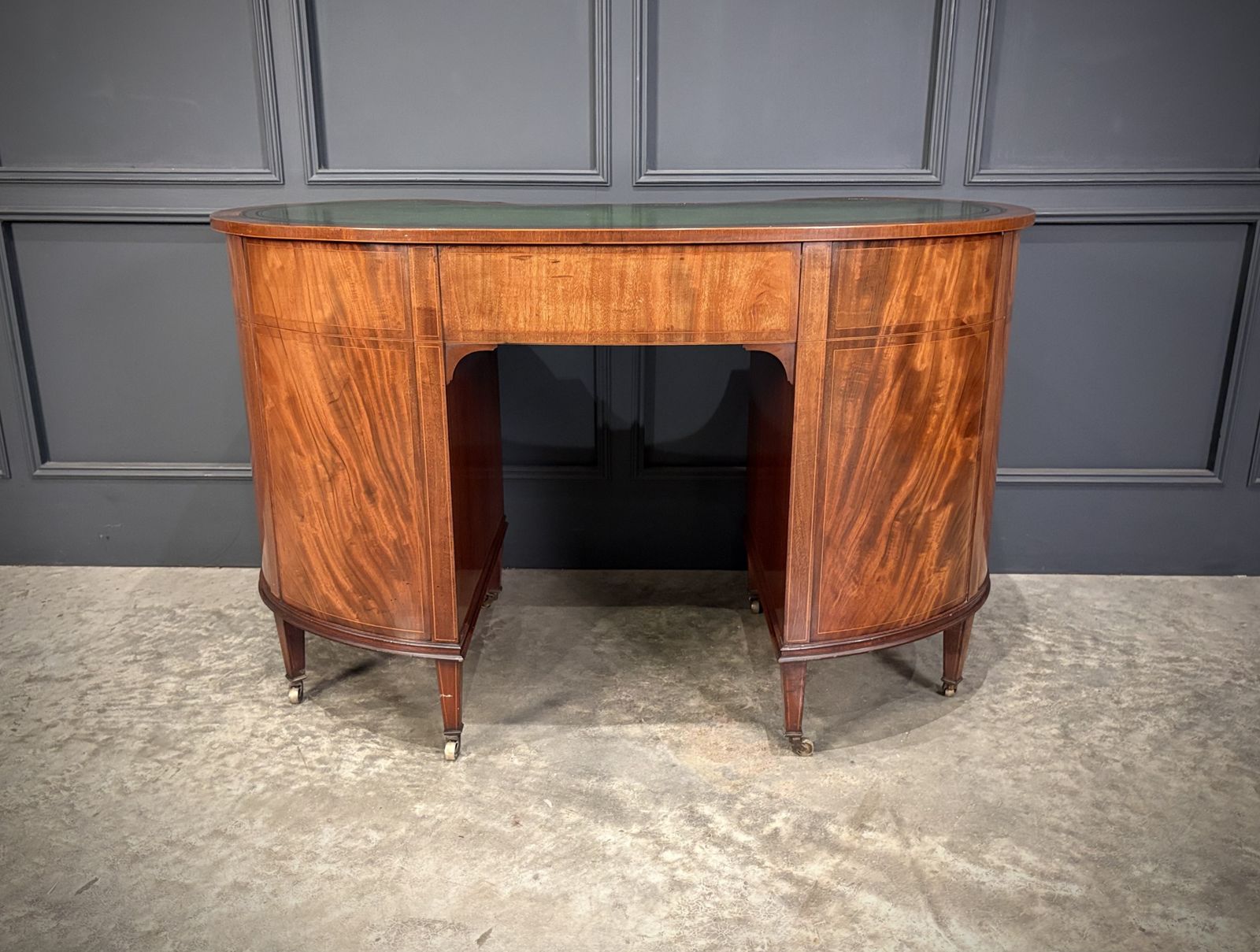 photo vintage Edwardian Mahogany Kidney Shaped Desk