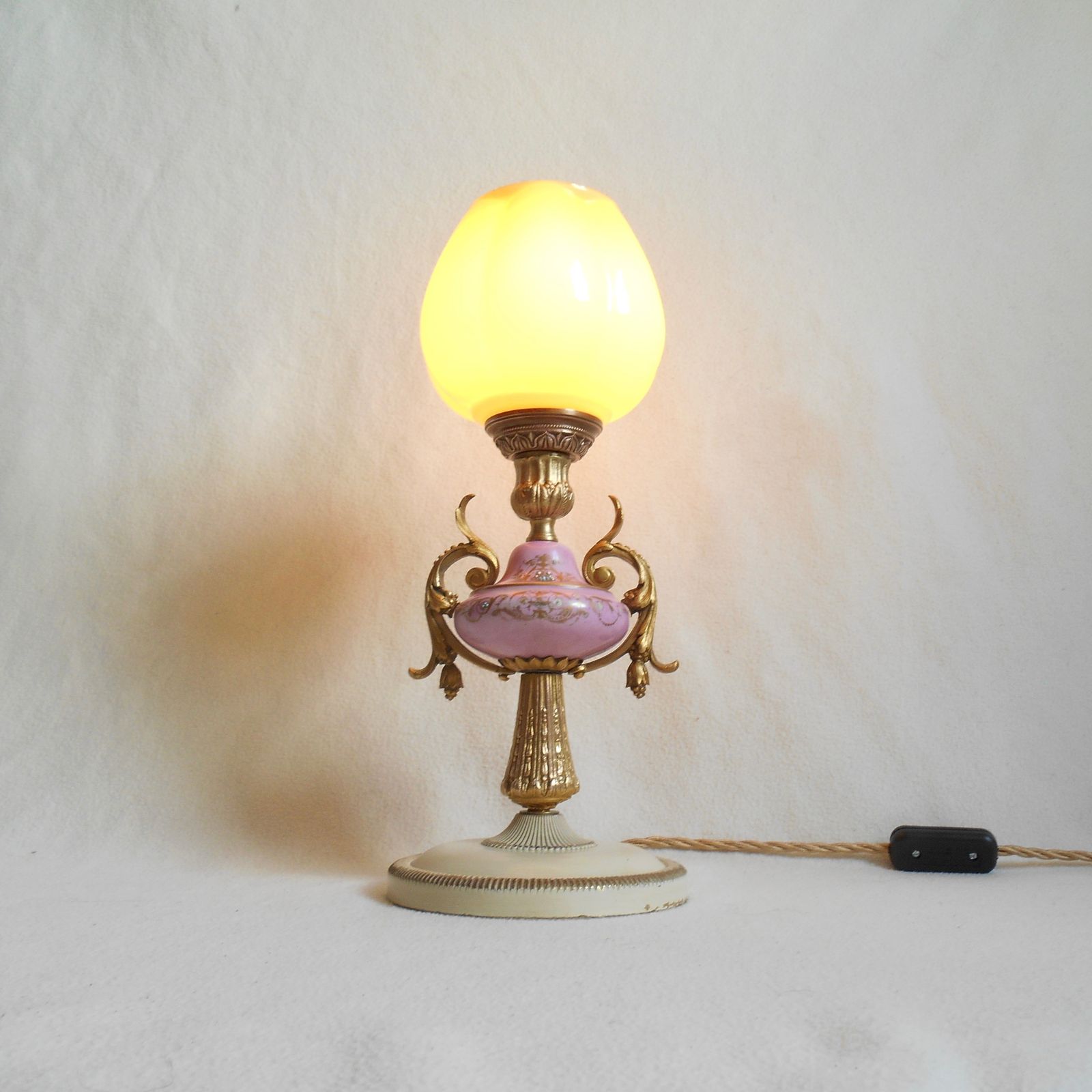 photo buy Lampe de table d'époque rose et dorée, abat-jour en verre opaline
