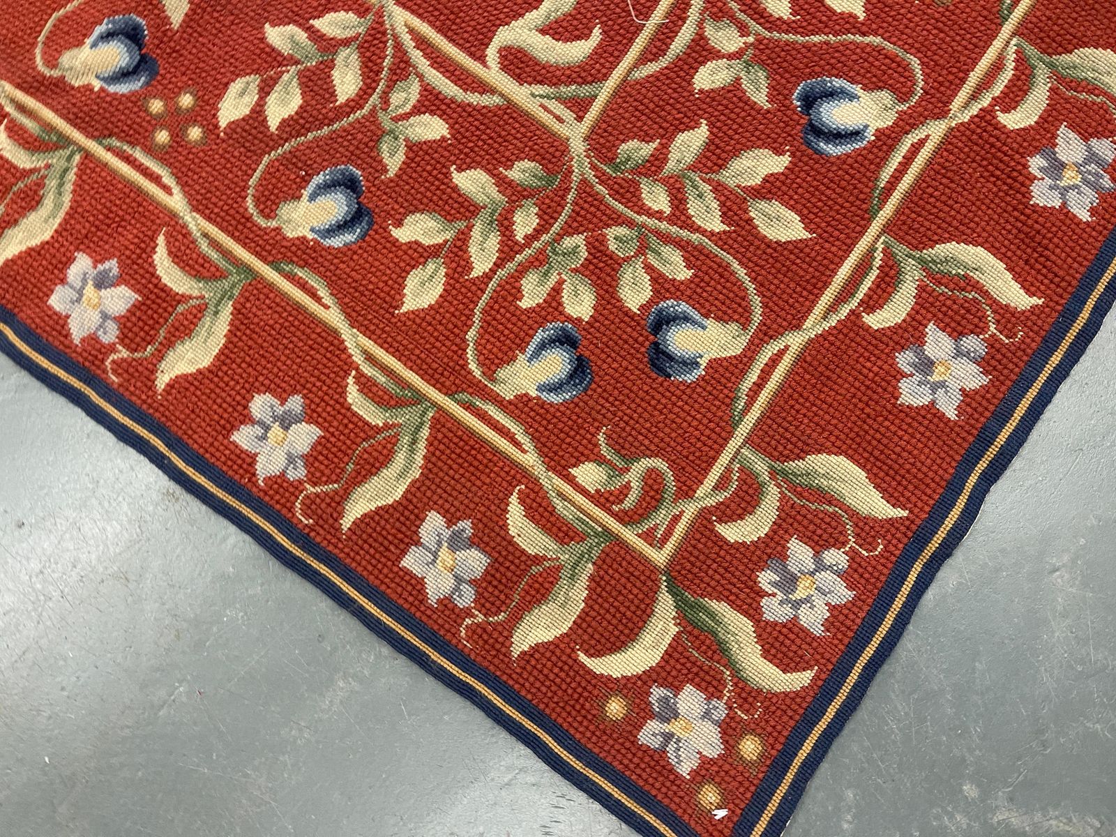 Traditioneel tapijt, bordeauxrood, Aubusson-stijl, bloemmotief, handgeweven wol, needlepoint photo 2241.0