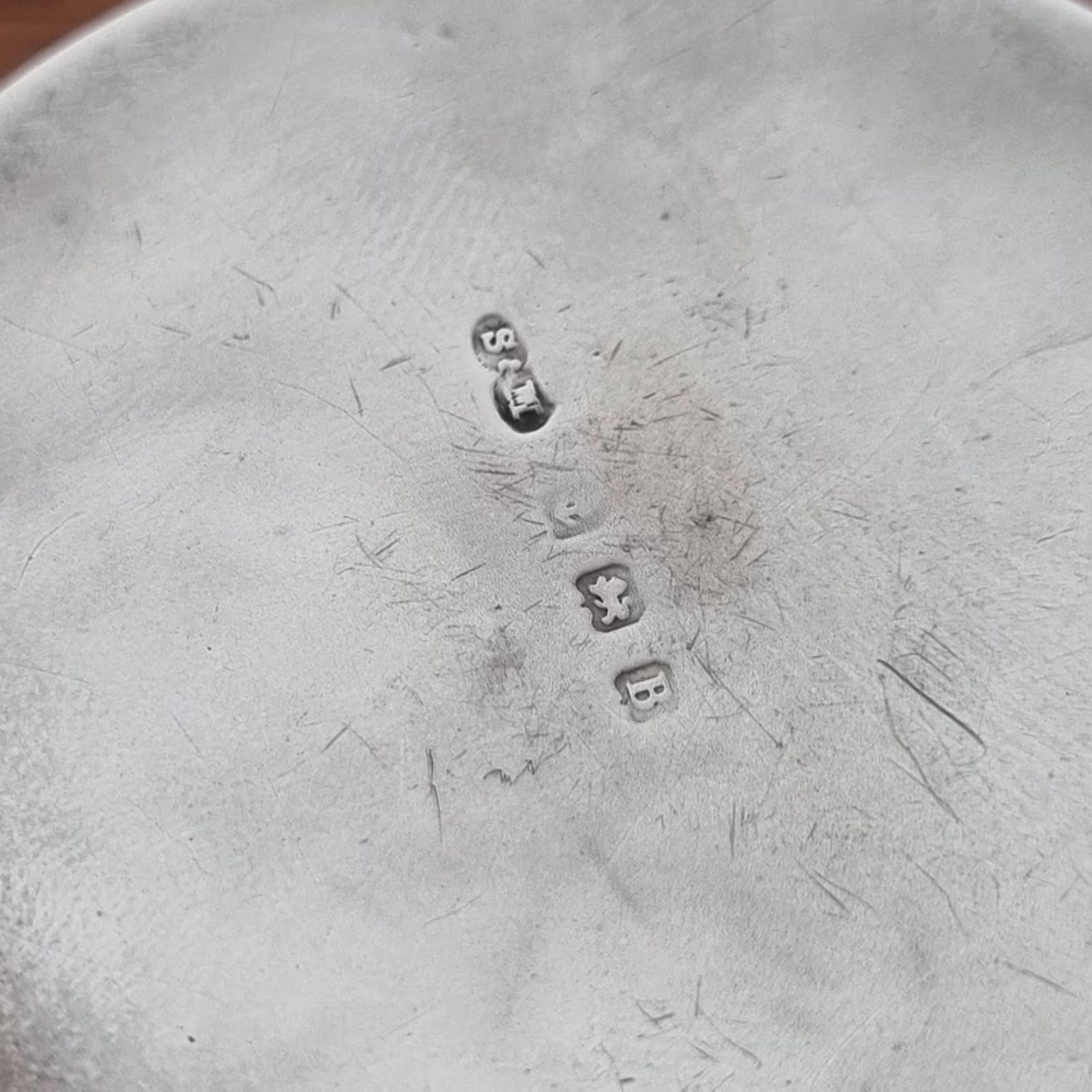 photo vinterior 1926 Sterling Zilver Email Zwaan Compact Spiegel van Sanders & Mackenzie