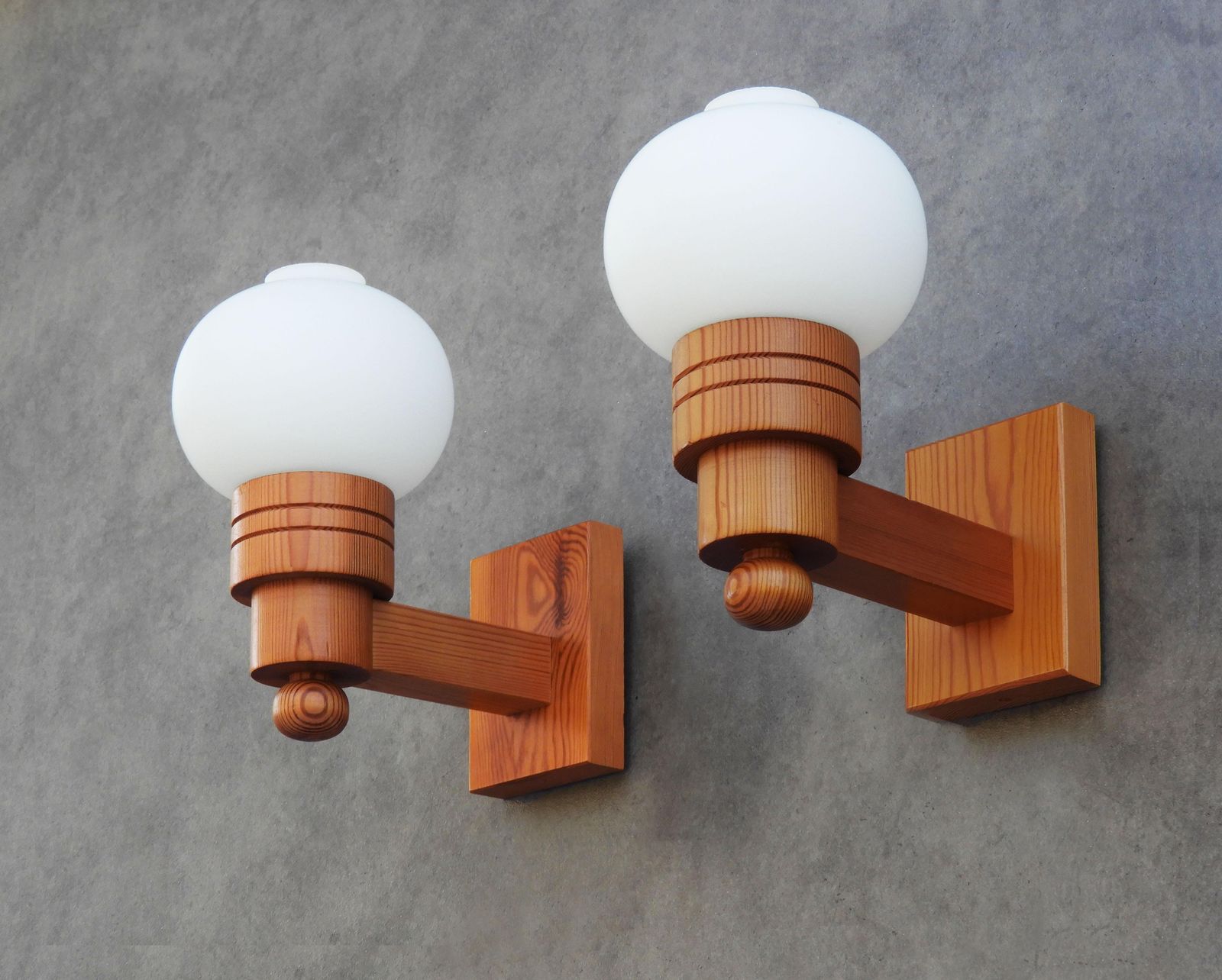 Paar Zweedse Modern wandlampen van grenenhout en opaline glas, Aneta, ca. 1970 photo furniture