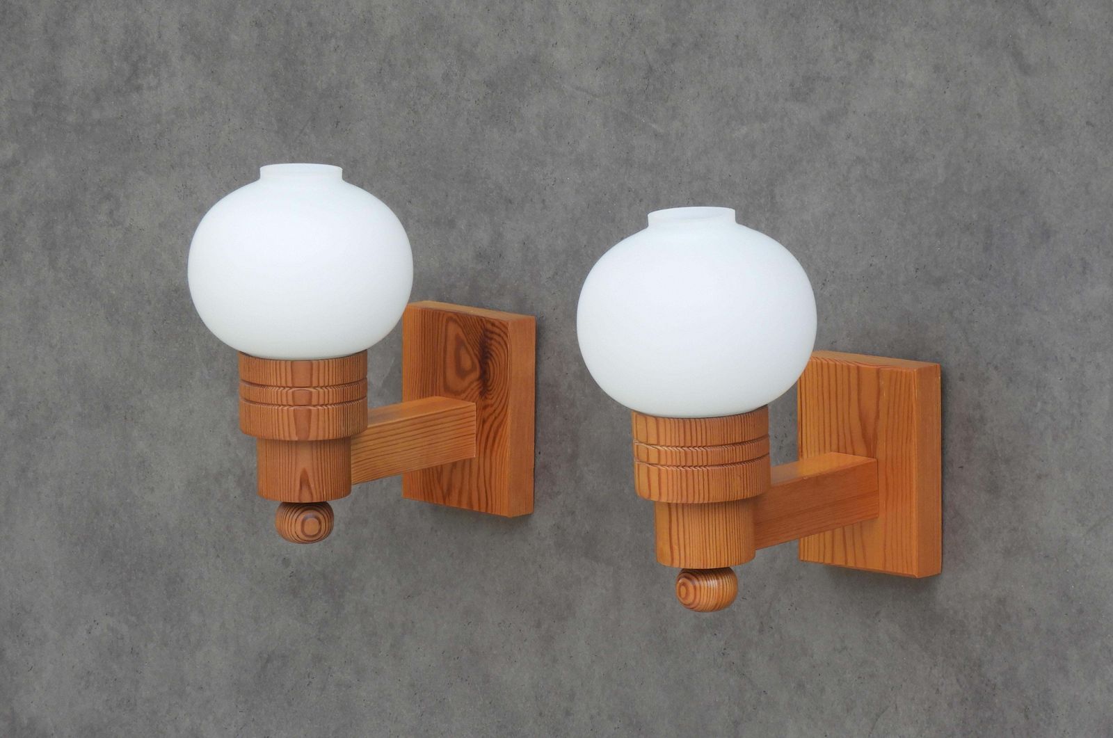 Paar Zweedse Modern wandlampen van grenenhout en opaline glas, Aneta, ca. 1970 photo Verlichting